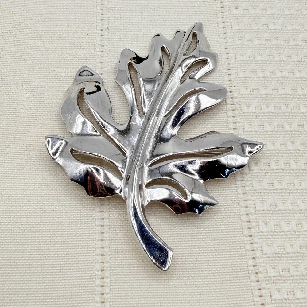 Vintage Shiny Cutout Silver Tone Leaf Foliage Autumn Pin Brooch